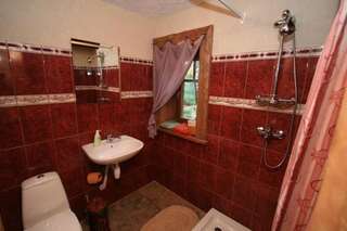 Комплексы для отдыха с коттеджами/бунгало Gungas Адажи Четырехместный номер с собственной ванной комнатой-4